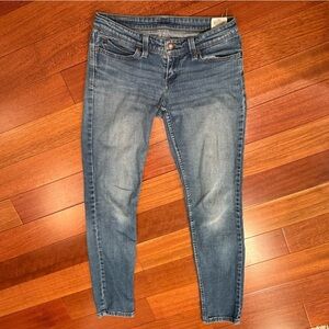 Levi’s - Women’s 437 Straight Leg Low Rise jeans - size 5M
